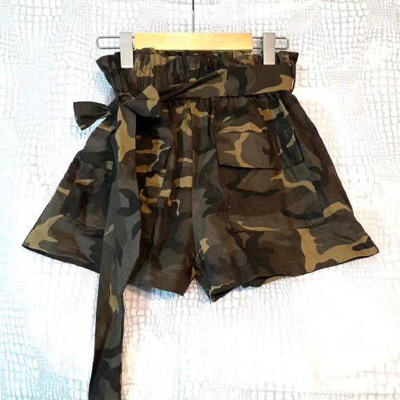 SHEIN Pants - 💞NWT Cargo Short w/Belt -Camo